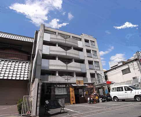 京都市伏見区新町４丁目のマンションの建物外観