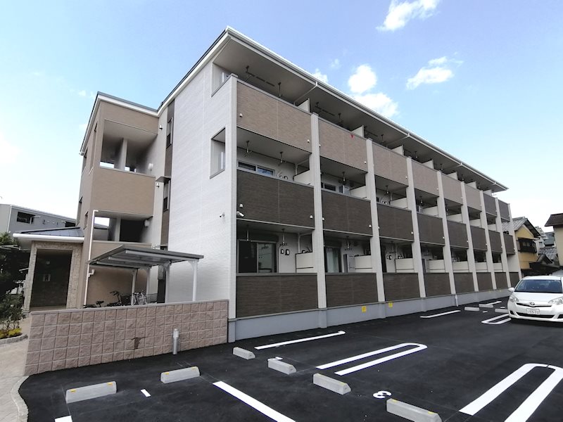 京田辺市三山木西ノ河原のアパートの建物外観