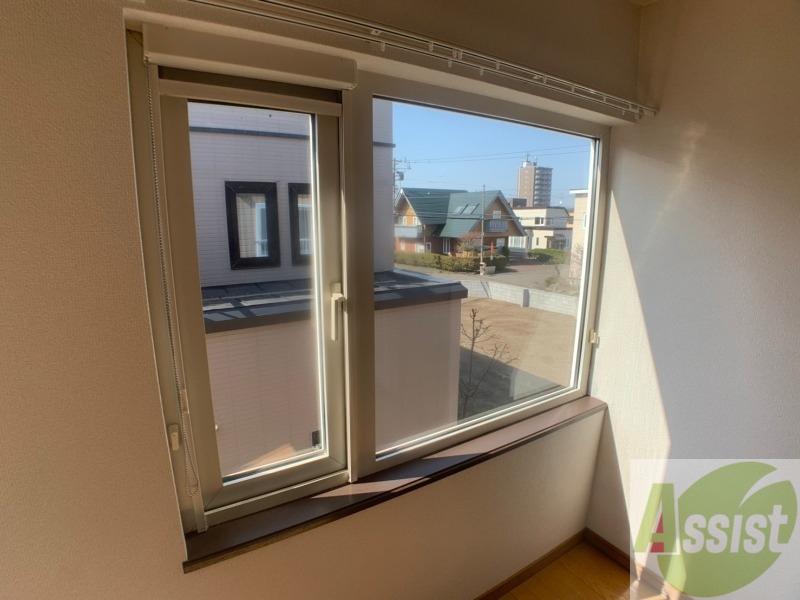 バルコニー　窓が大きいので風の通りが良さそうですね！！