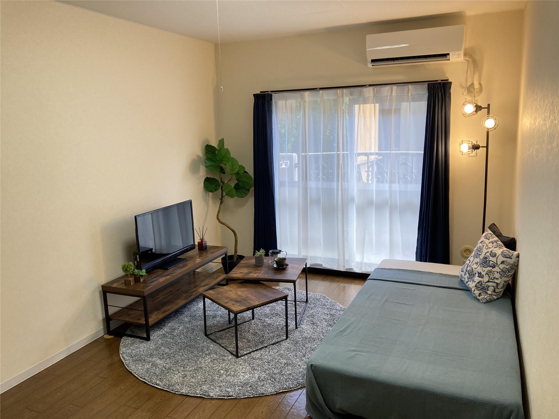 居室・リビング　お部屋により床、壁の色が異なります。