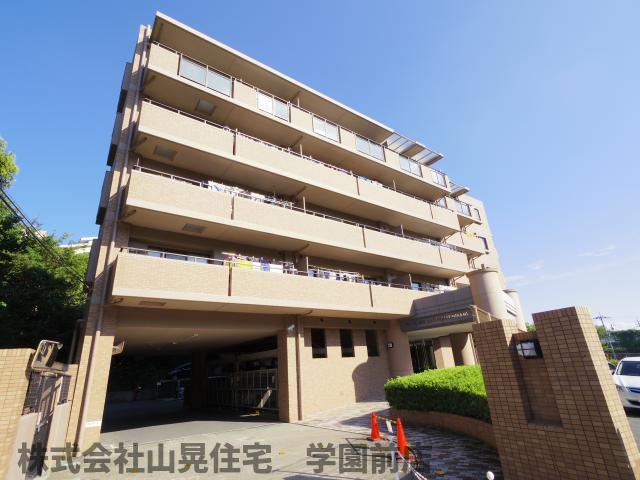 奈良市藤ノ木台のマンションの建物外観