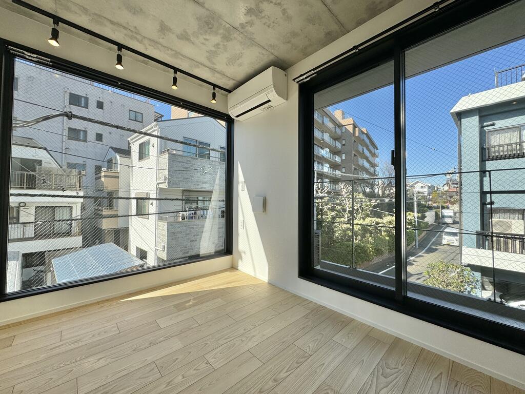 洗面設備　2面採光で明るいお部屋
