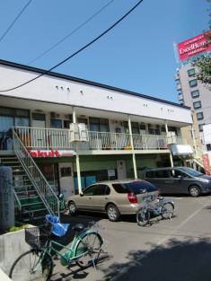 札幌市北区新川二条のアパートの建物外観