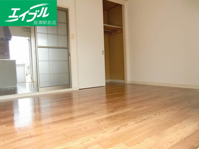 居室・リビング　収納しっかり洋室