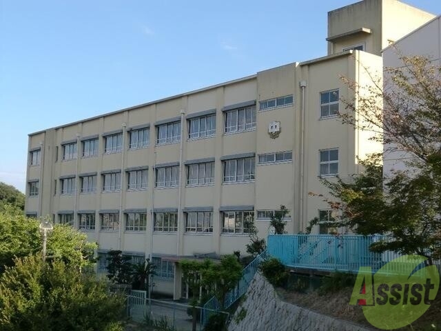 【神戸市須磨区離宮前町のマンションの中学校】