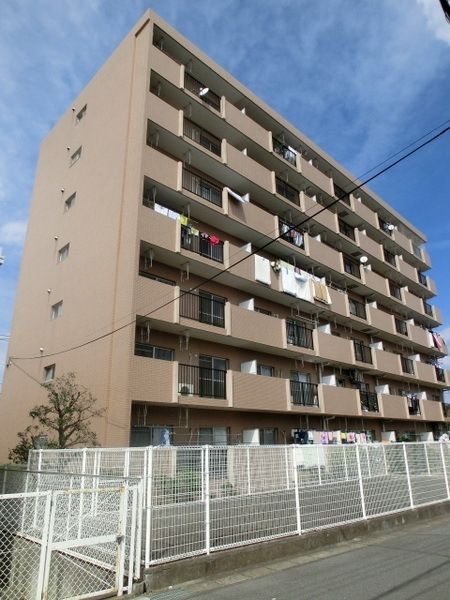 【松戸市常盤平のマンションの建物外観】