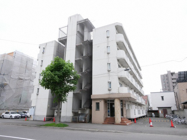 札幌市中央区北九条西のマンションの建物外観