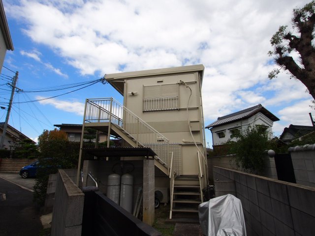 大阪狭山市半田のアパートの建物外観