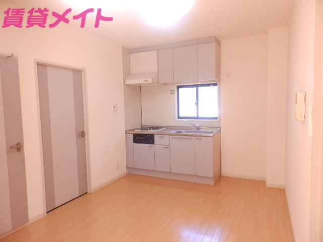 居室・リビング　同物件別室写真