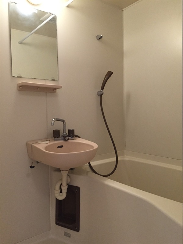バス・シャワールーム　洗面ボウル付きの浴室