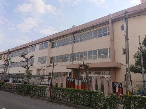 【八尾市安中町のマンションの小学校】