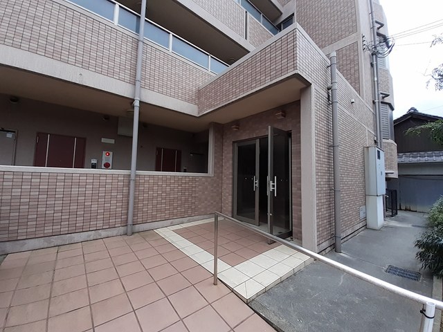 【加古川市加古川町本町のマンションのエントランス】