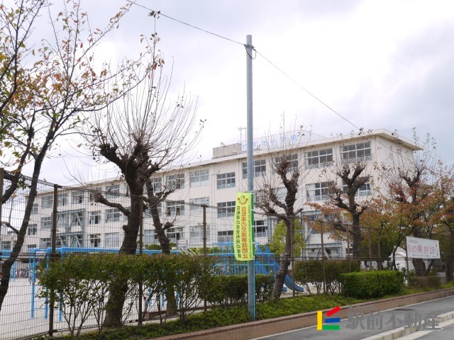 【福岡市早良区南庄のマンションの小学校】