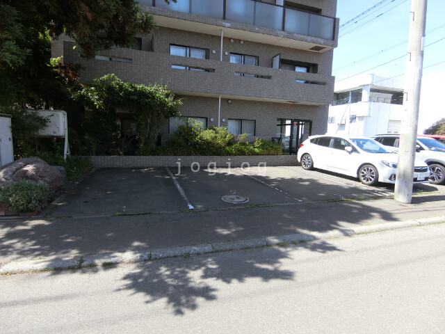 【札幌市西区二十四軒二条のマンションの駐車場】