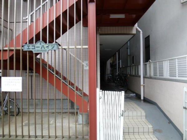 【川崎市川崎区鋼管通のマンションのエントランス】