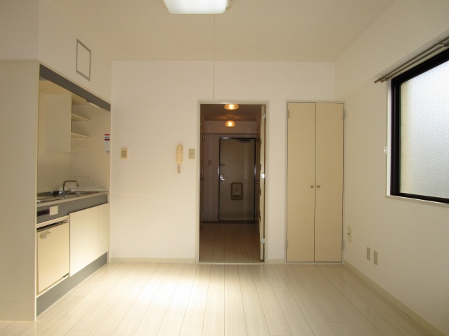 居室・リビング　同物件別室です。