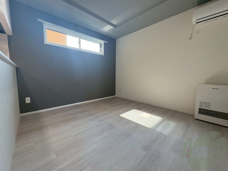 居室・リビング　日当たりが良くて心地よく過ごせそうなお部屋です。