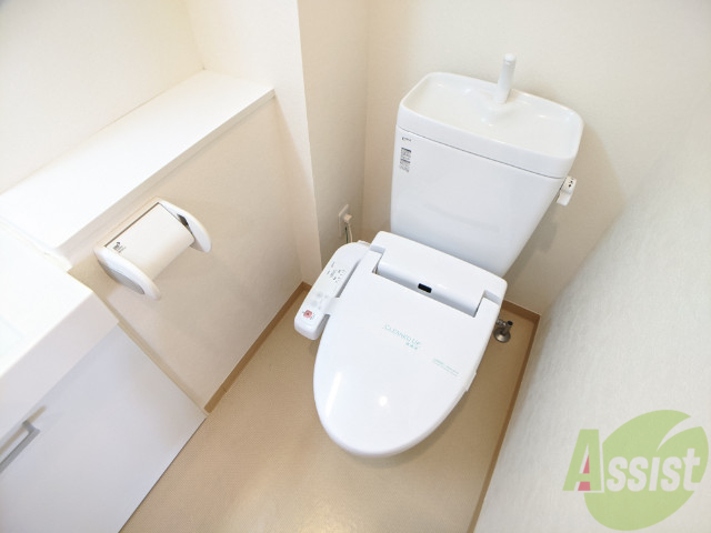 トイレ　キレイなシャワートイレです。目の前の洗面台下に収納もできます