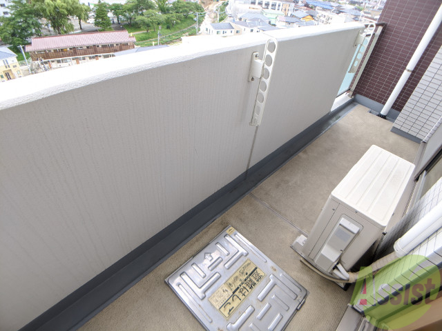 バルコニー　バルコニーはとても広くリビングと寝室に扉があります。