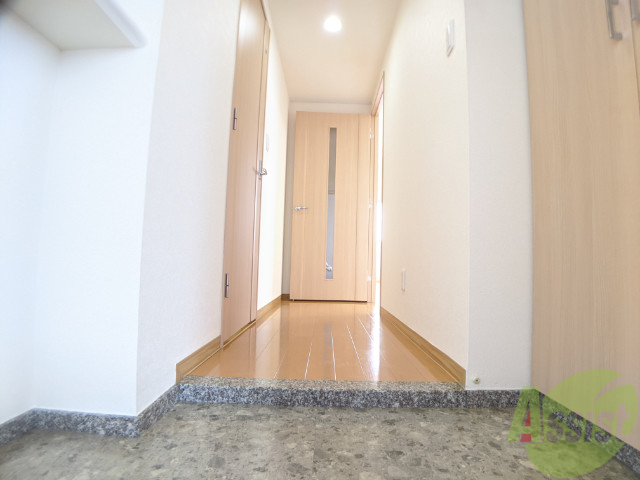 玄関　玄関からの様子です向かって左手が洗面台、右手がリビングです。