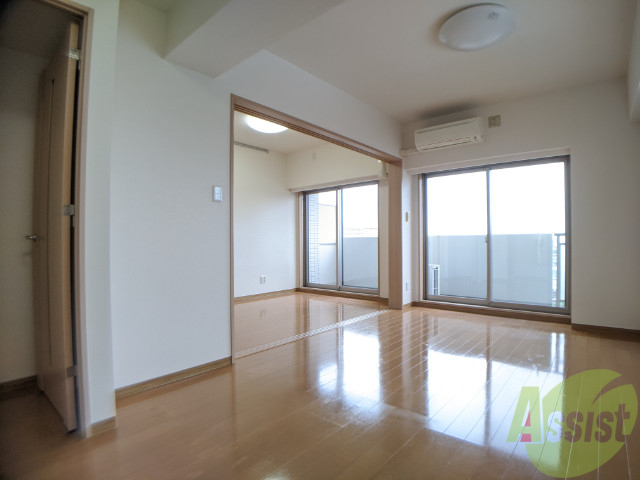 居室・リビング　１２帖近くある大きなリビングに加えて奥には洋室もございます。