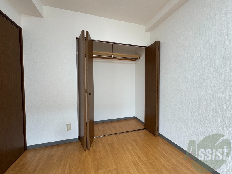 収納　こちらの収納にはハンガーをかけて服もしまえますね。