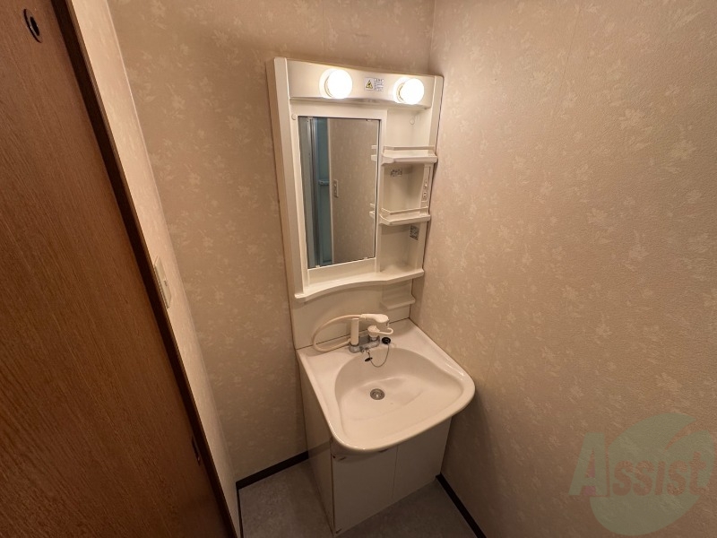 洗面設備　独立洗面台です。大きくてよいですね。シャンプーもできます！