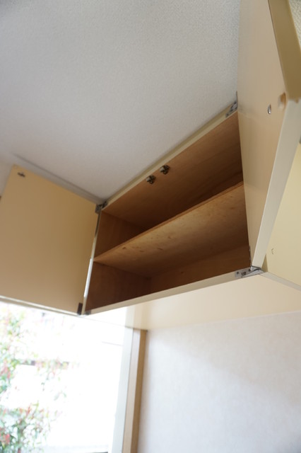 玄関　玄関上部に靴など収納できます