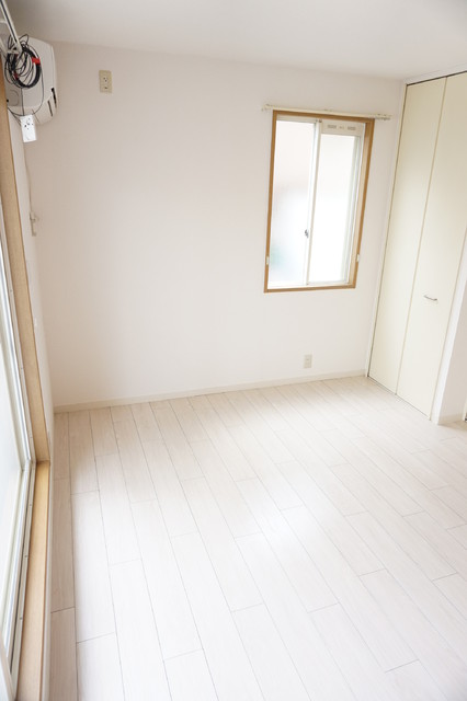 居室・リビング　２面採光で明るい洋室８帖