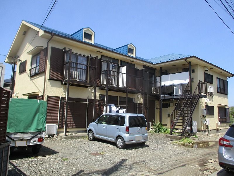 建物外観　敷地内に駐車場１台空きあり。