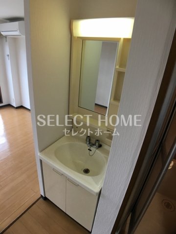 洗面設備　独立洗面化粧台が付いています