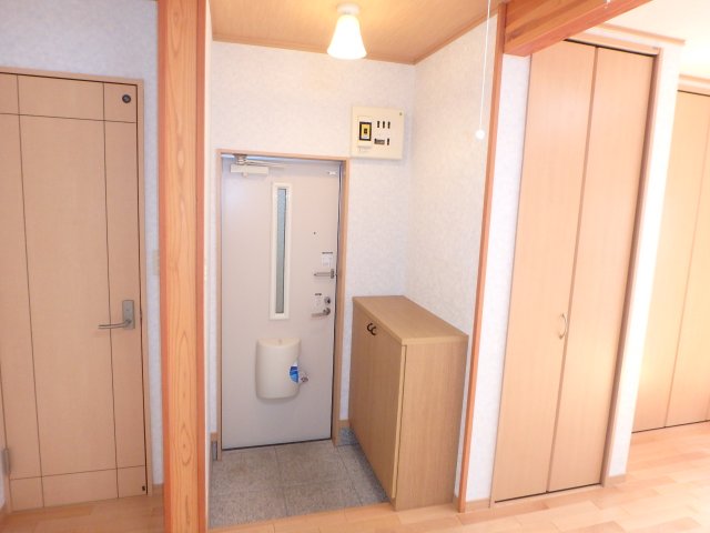 玄関　他のお部屋の参考写真となります。