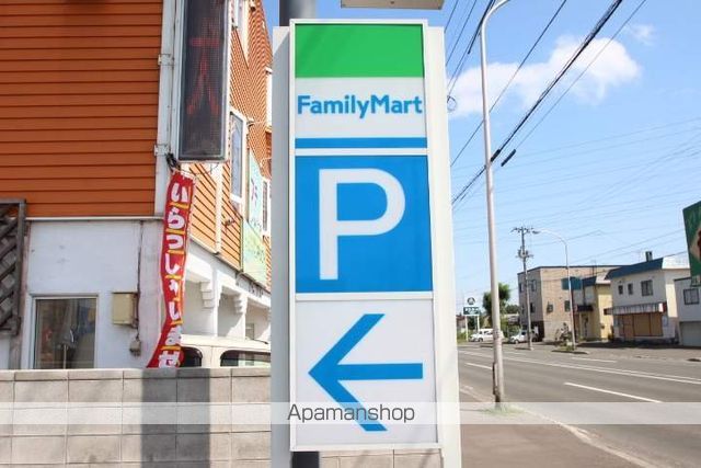コンビニ　ファミリーマート（コンビニ）まで427m