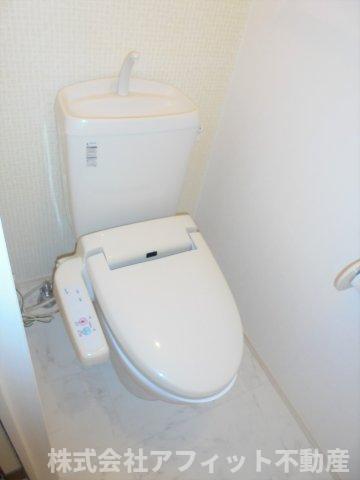 トイレ　温水洗浄暖房便座　※反転イメージです