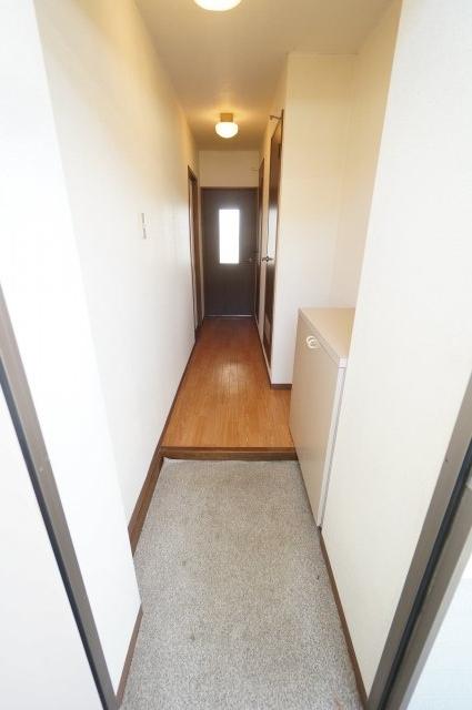 玄関　※同物件・反転タイプの写真です。