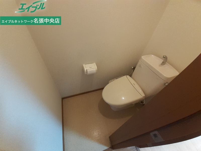 トイレ　同物件別部屋の写真です