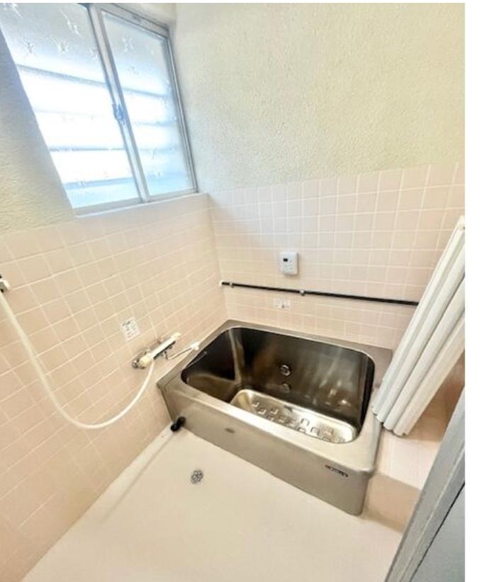 バス・シャワールーム　追い焚き給湯器新品。床・壁リフォーム済み