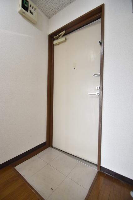 玄関　※バストイレ同室のお部屋です。