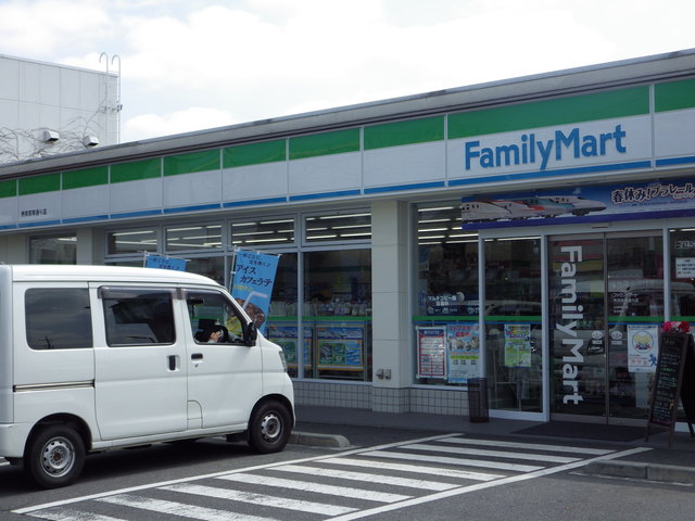 コンビニ　ファミリーマート秀栄東浅川町店（コンビニ）まで400m