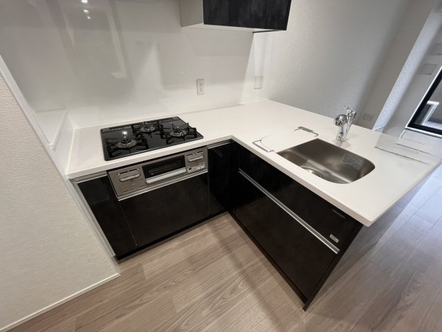 キッチン　お料理しやすいL字カウンターキチンです。下には、食器収納棚も