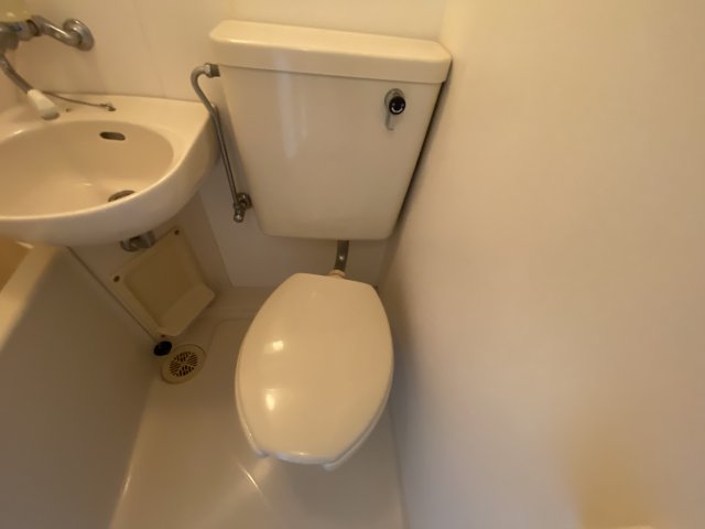 トイレ　浴室内にトイレがあります