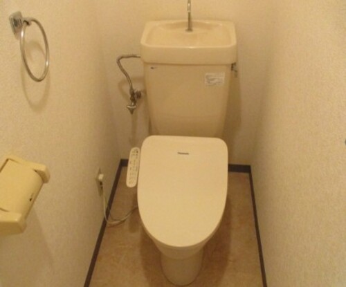 トイレ　温水洗浄便座付のトイレ