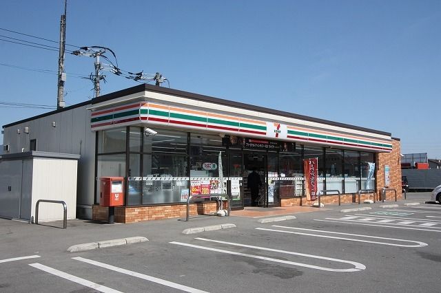 コンビニ　セブンイレブン（コンビニ）まで550m