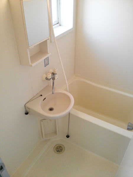 バス・シャワールーム　オフロにも窓あり