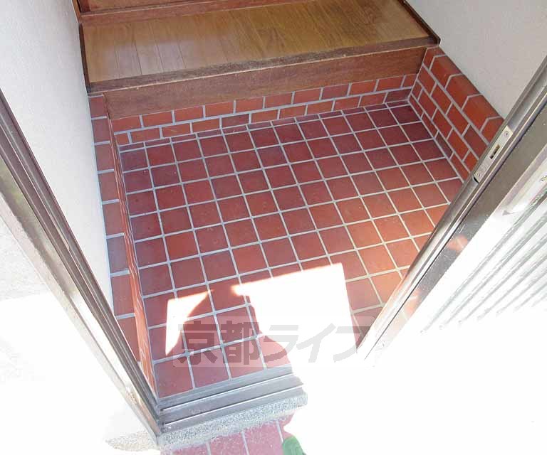 玄関　赤タイルの派手な玄関です・