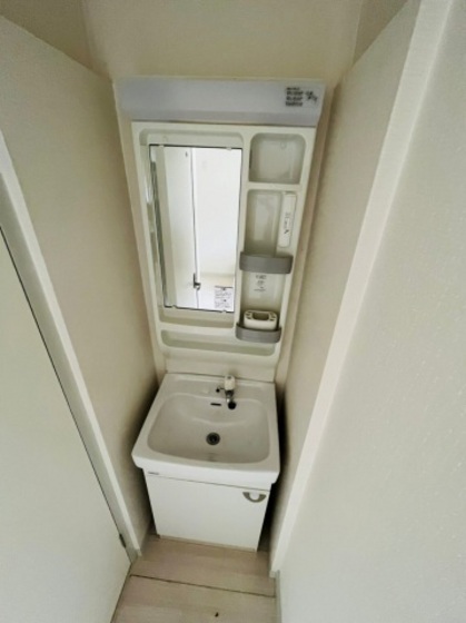 洗面設備　※別号室の写真です