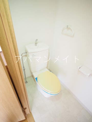 トイレ　上部に棚あります