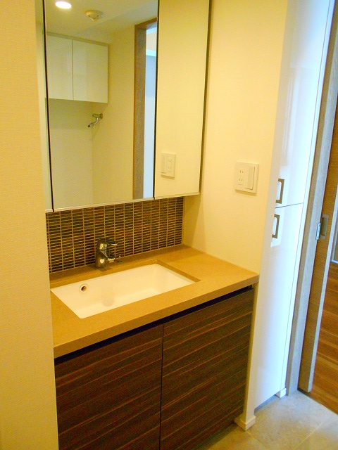 洗面設備　三面鏡付トイレと独立した洗面台です。 洗濯機置場のお手入れ楽