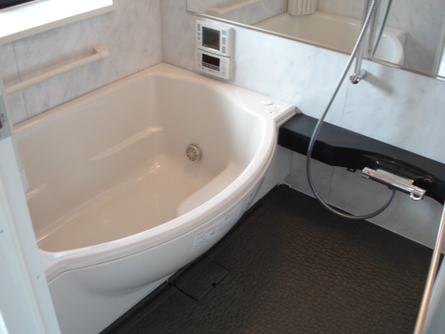 バス・シャワールーム　２人でも十分入浴できる広々なお風呂です