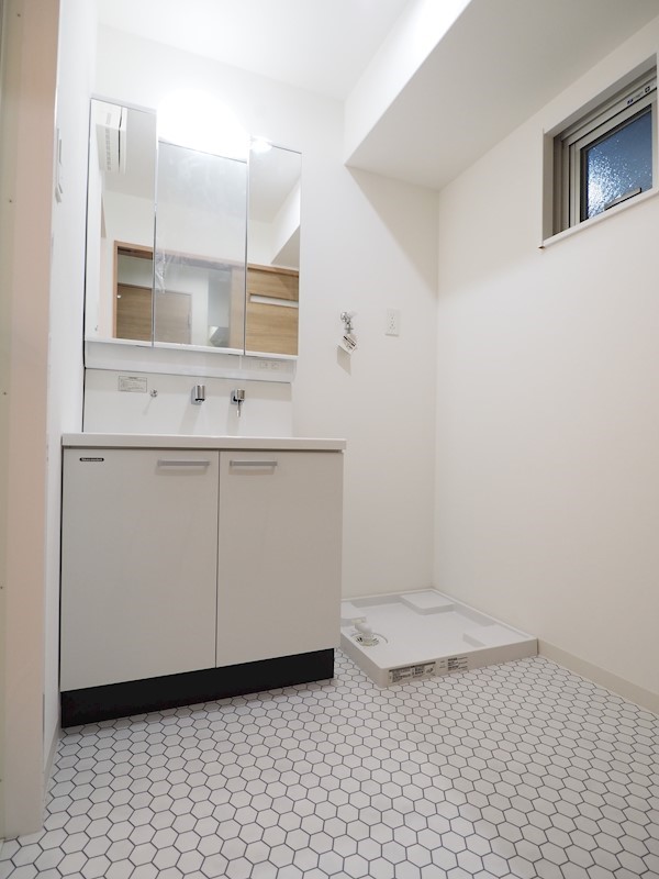 洗面設備　脱衣スペースは広くあり洗濯も容易に